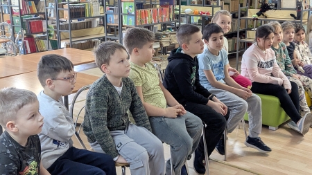 1b na zajęciach w bibliotece szkolnej