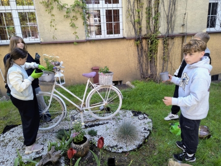 Pięknieje ogród przed naszą szkołą