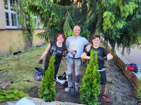 Dalej trwają prace nad transformacją naszych ogródków przed wejściem do szkoły